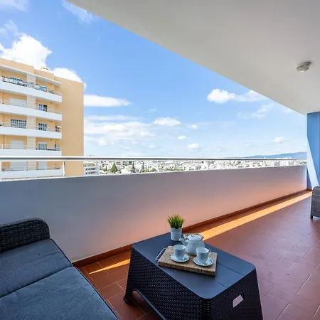Lindsay Apartment *